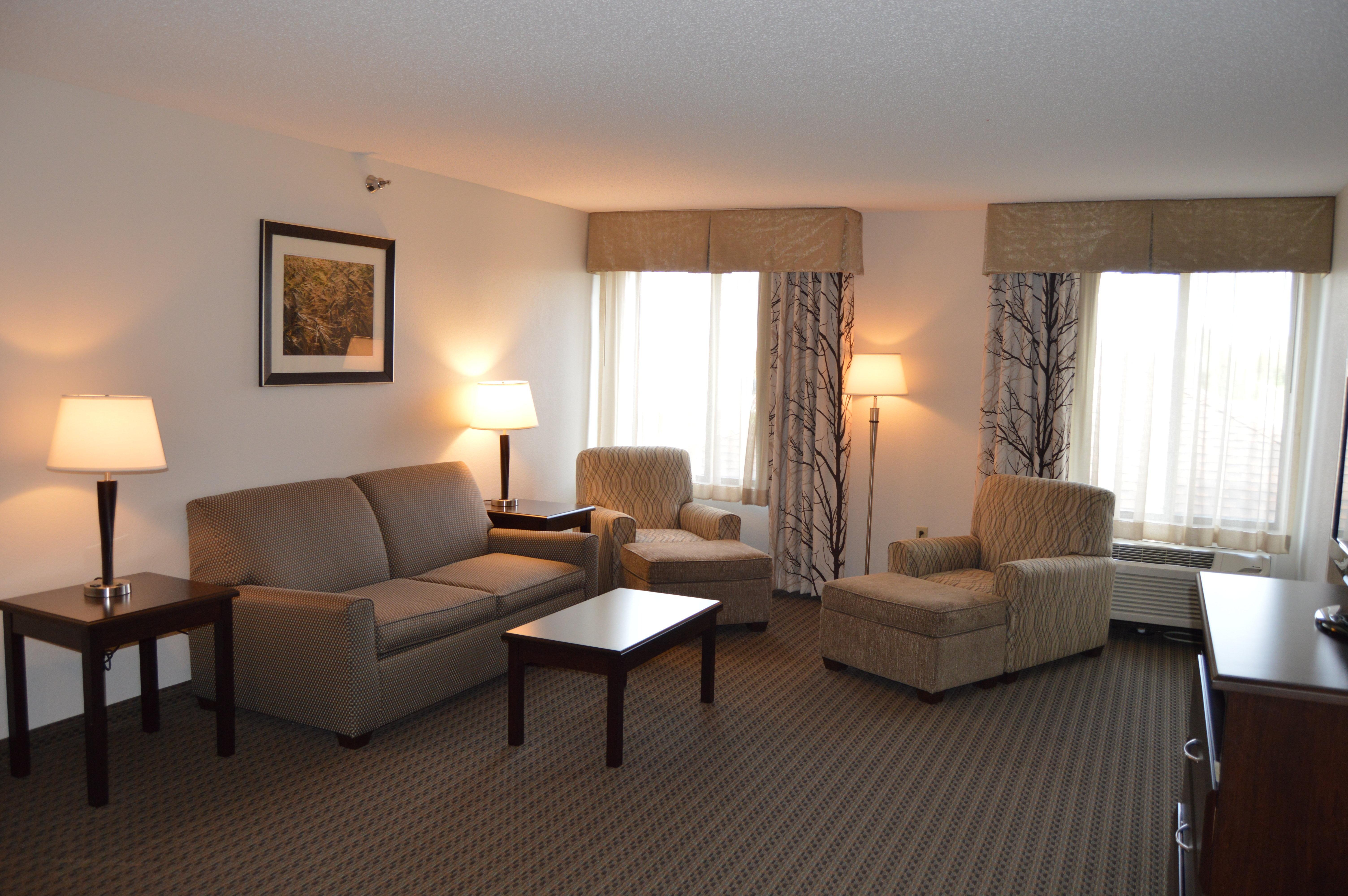 Holiday Inn Express & Suites Winner By Ihg Екстериор снимка
