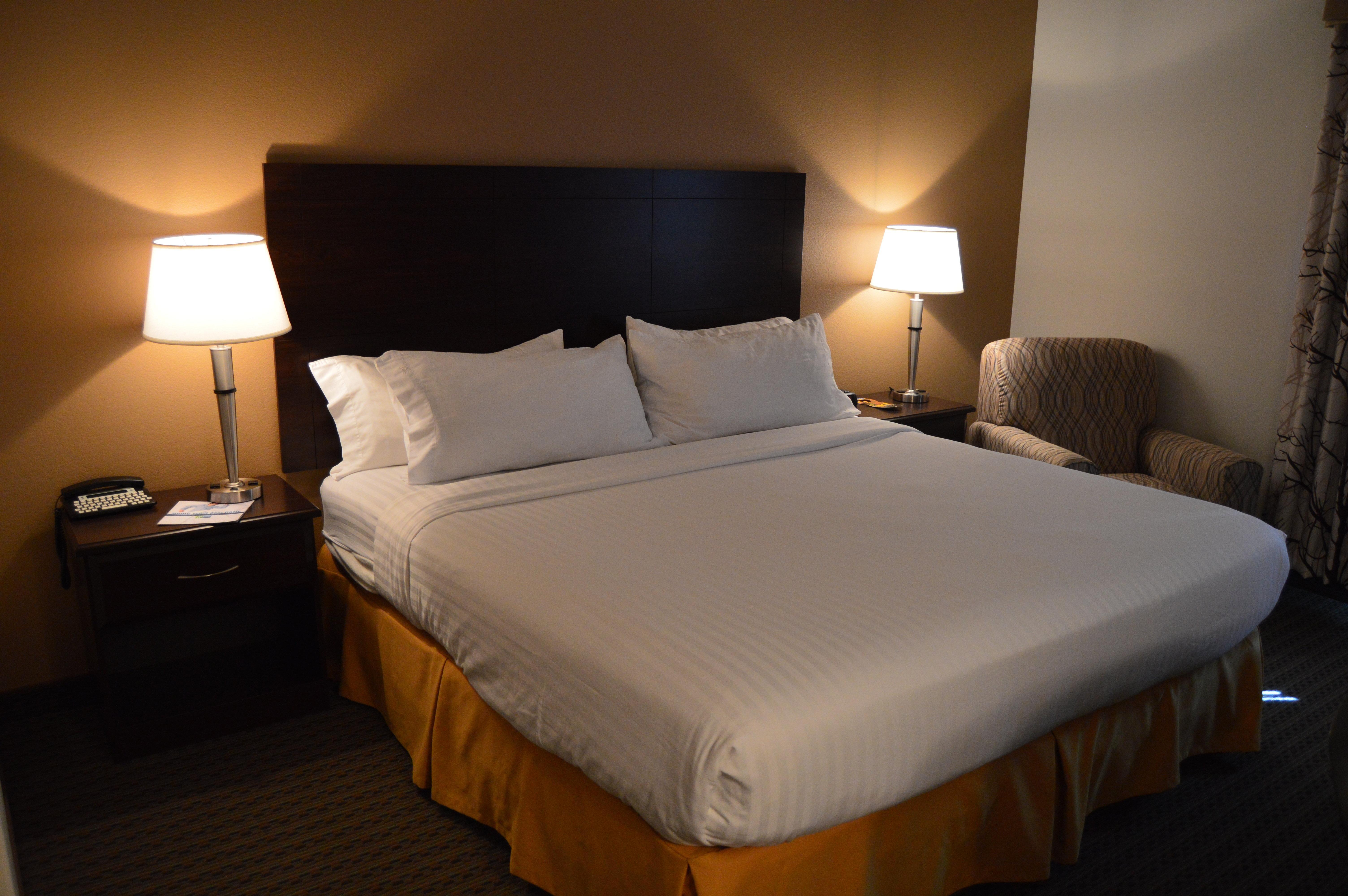 Holiday Inn Express & Suites Winner By Ihg Екстериор снимка