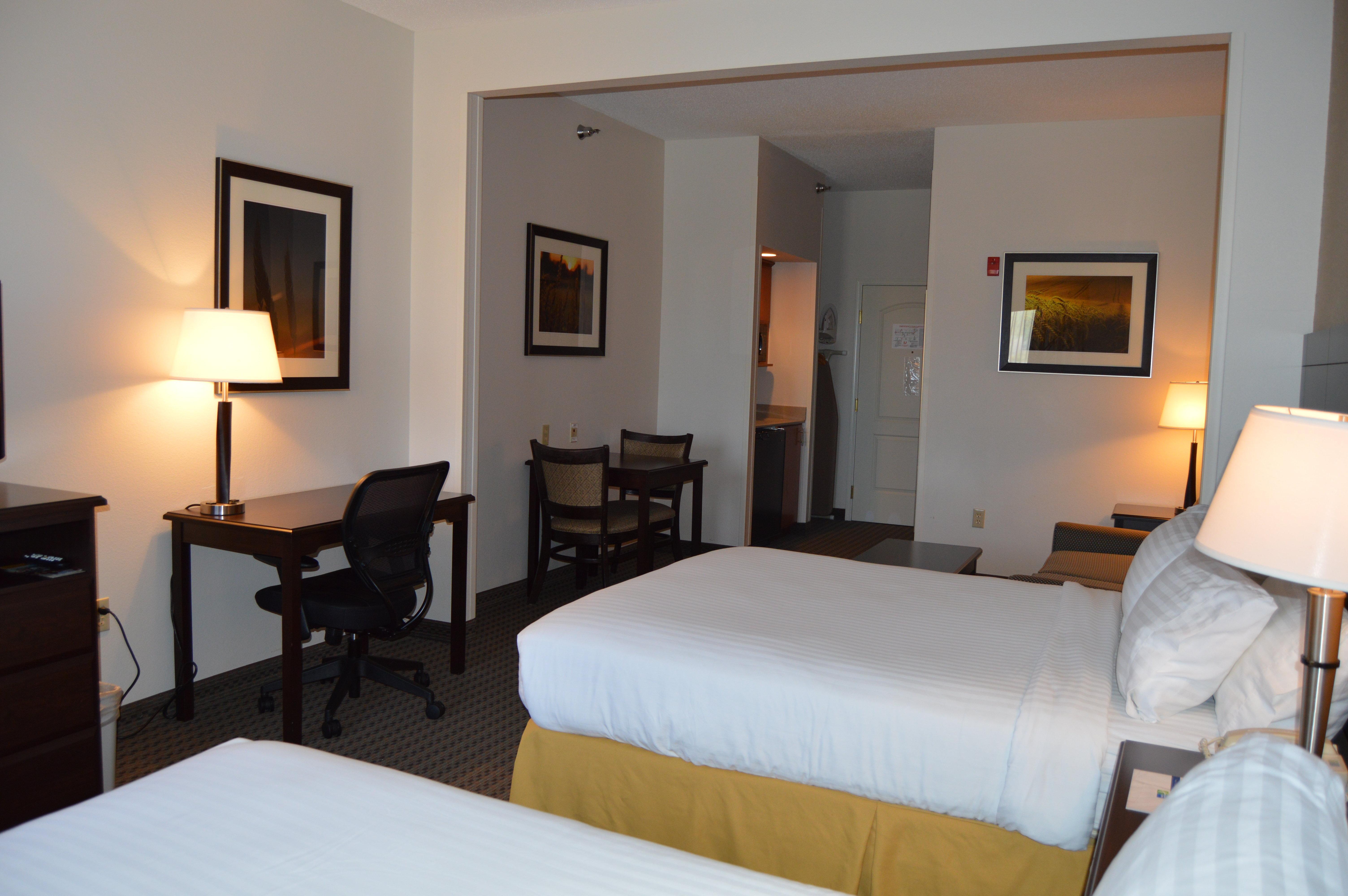 Holiday Inn Express & Suites Winner By Ihg Екстериор снимка