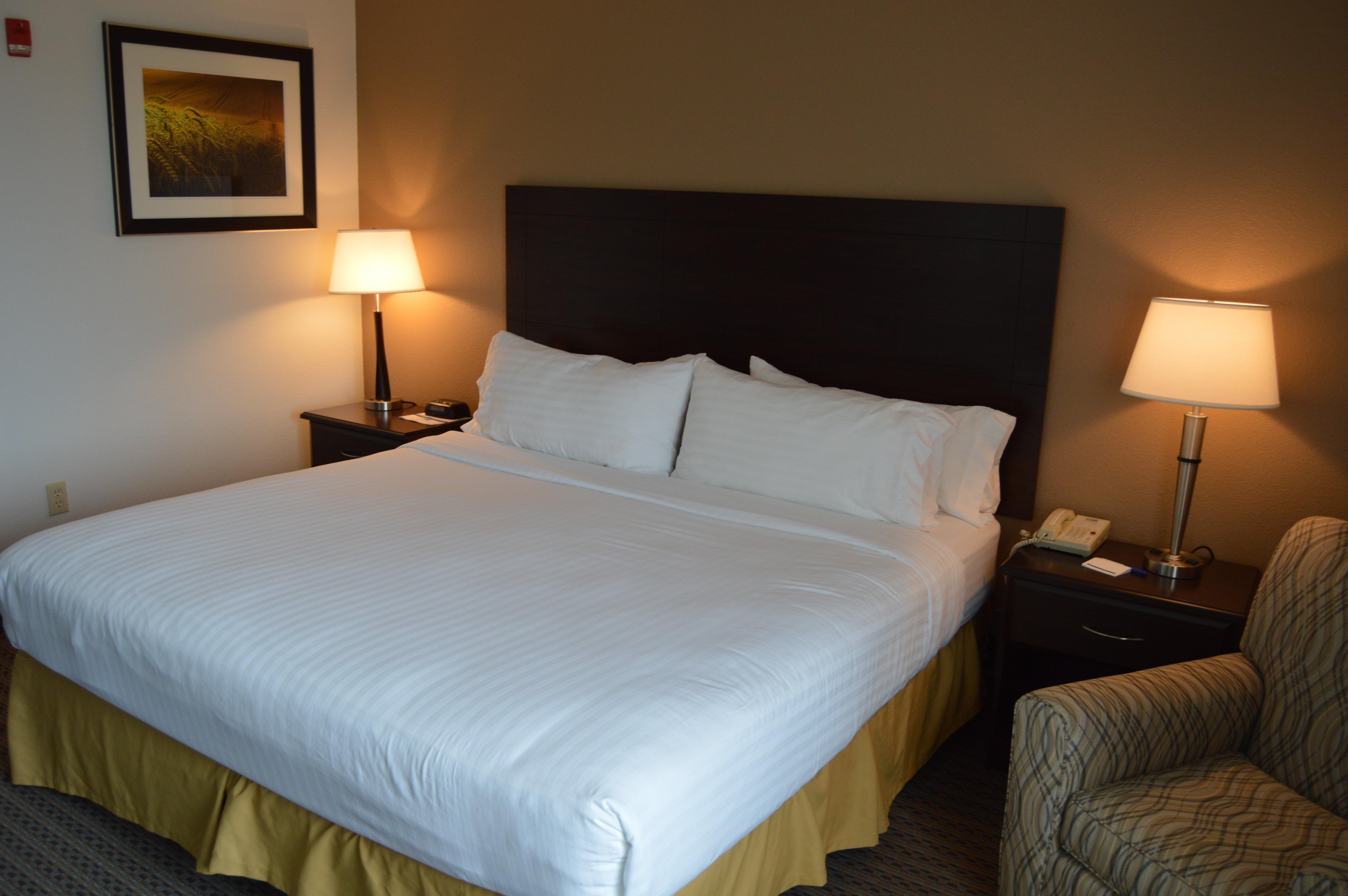 Holiday Inn Express & Suites Winner By Ihg Екстериор снимка