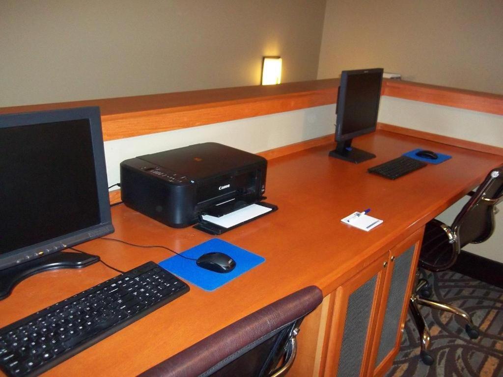 Holiday Inn Express & Suites Winner By Ihg Екстериор снимка