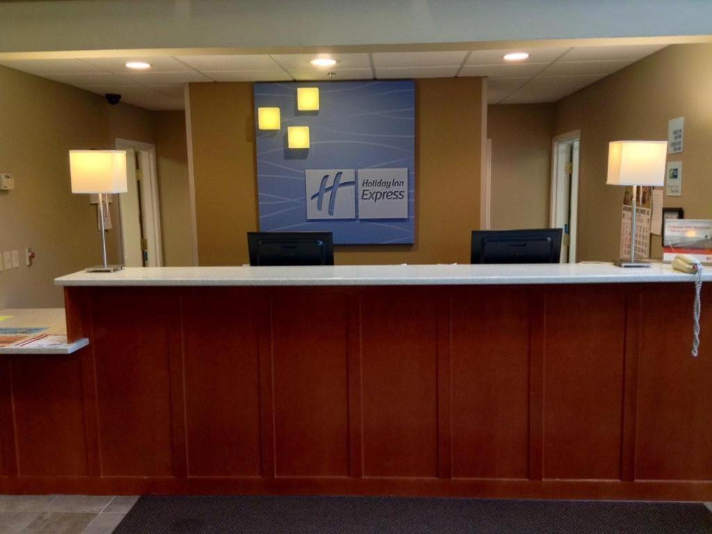 Holiday Inn Express & Suites Winner By Ihg Екстериор снимка