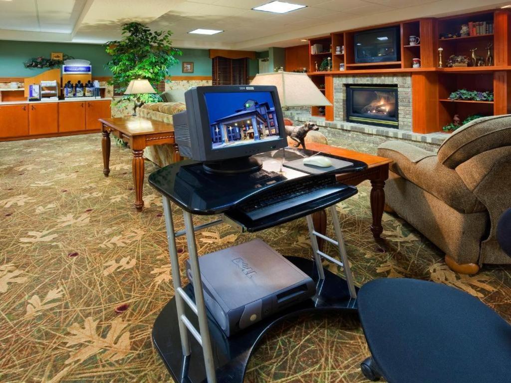Holiday Inn Express & Suites Winner By Ihg Екстериор снимка