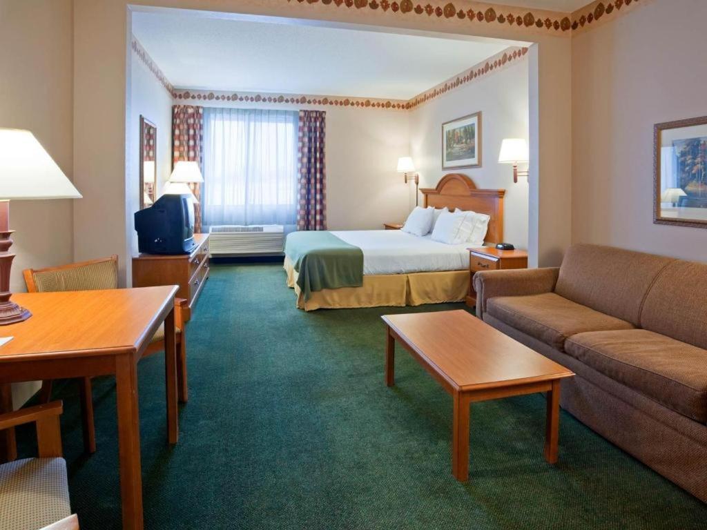 Holiday Inn Express & Suites Winner By Ihg Екстериор снимка