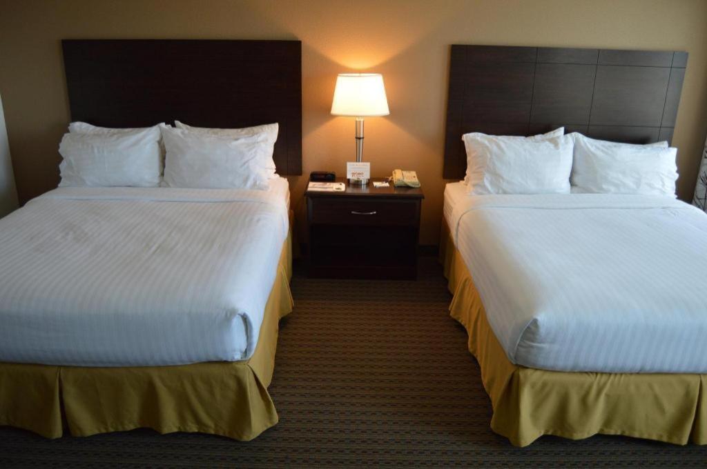 Holiday Inn Express & Suites Winner By Ihg Екстериор снимка