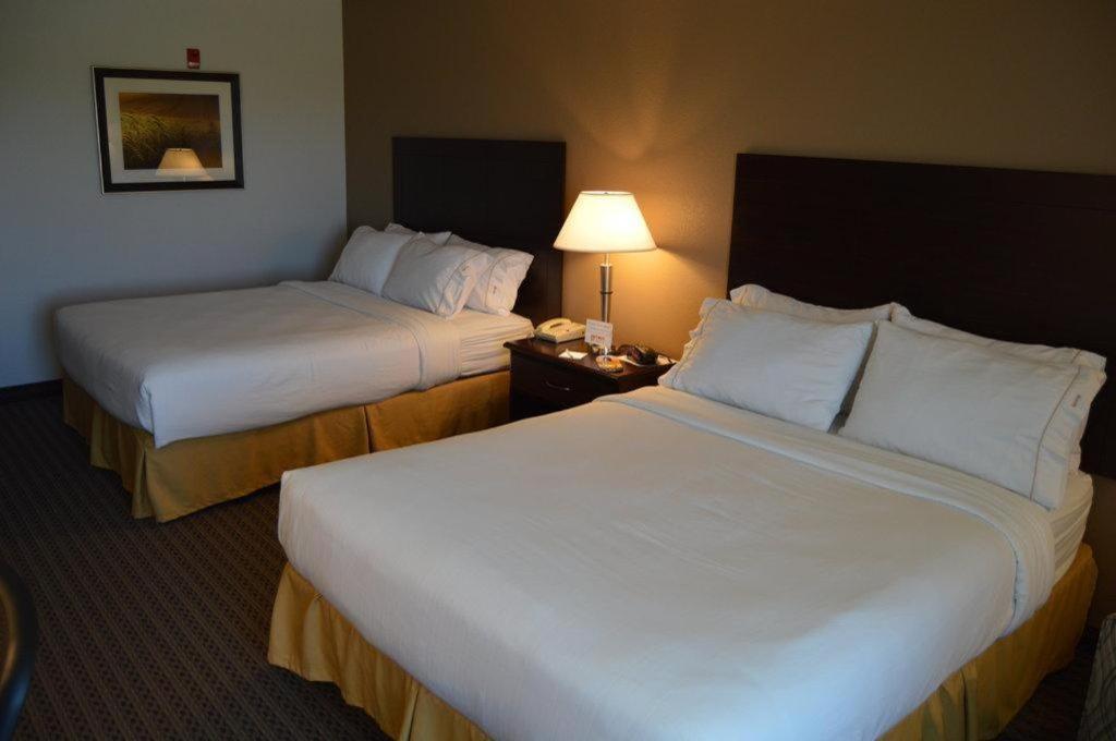 Holiday Inn Express & Suites Winner By Ihg Екстериор снимка