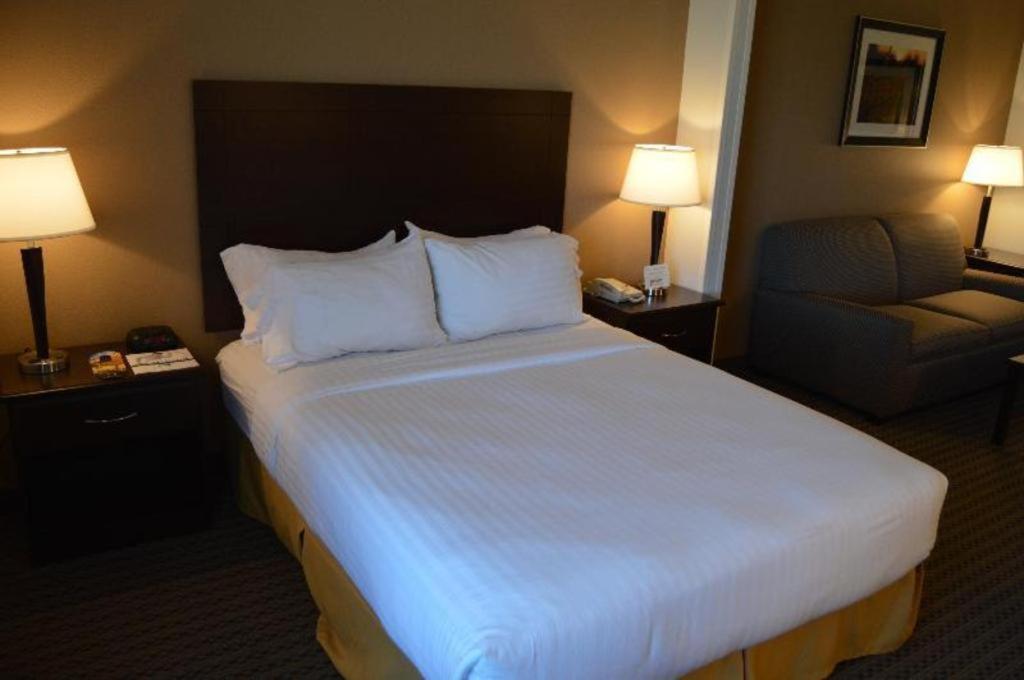 Holiday Inn Express & Suites Winner By Ihg Екстериор снимка