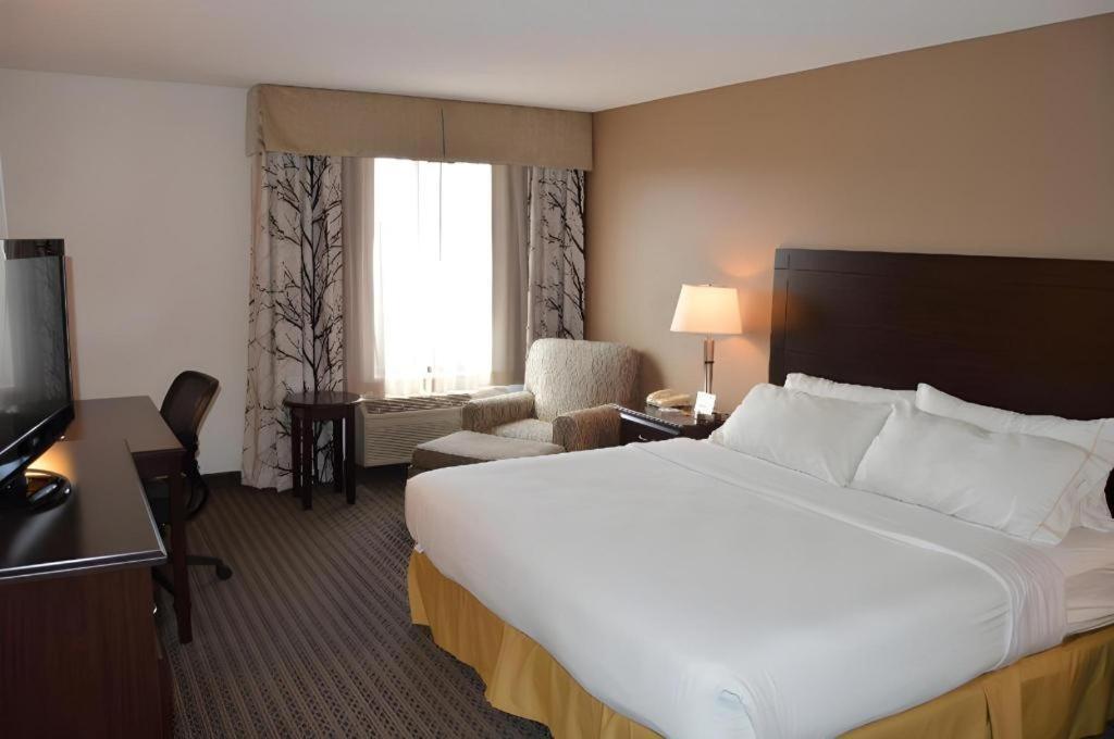 Holiday Inn Express & Suites Winner By Ihg Екстериор снимка