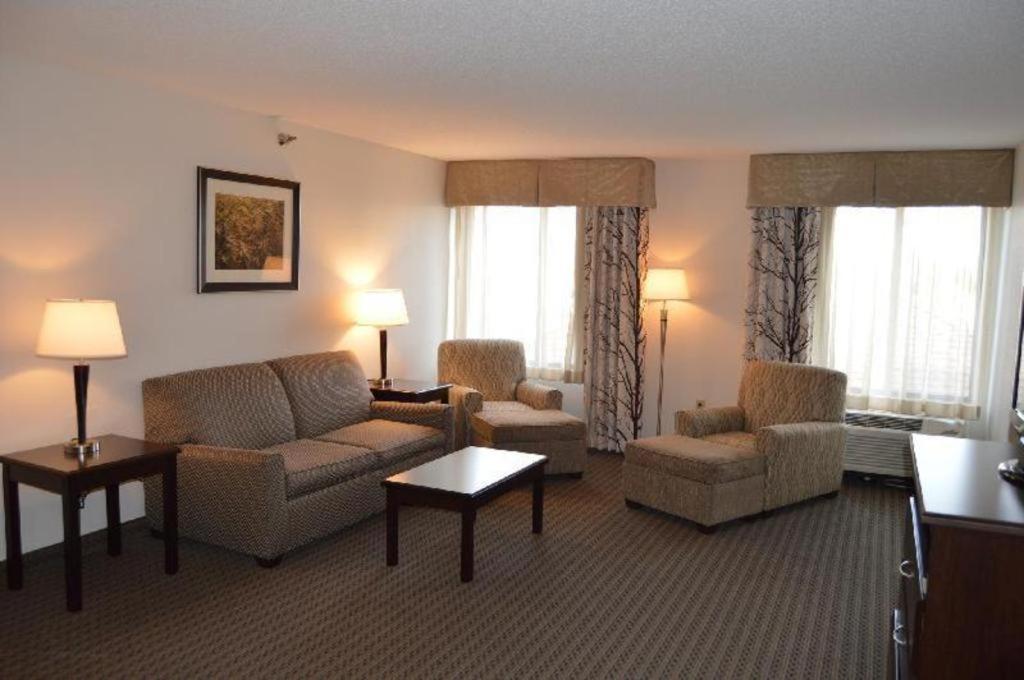 Holiday Inn Express & Suites Winner By Ihg Екстериор снимка