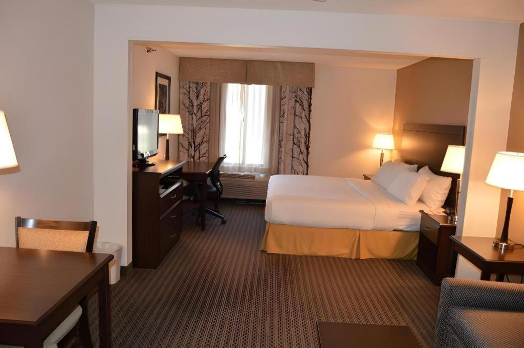 Holiday Inn Express & Suites Winner By Ihg Екстериор снимка